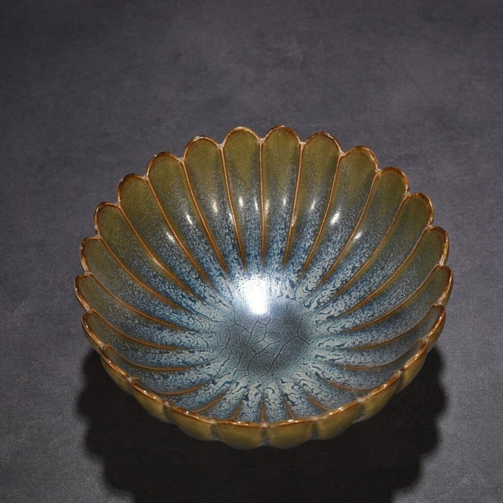 Song Dynasty Jun kiln glazed chrysanthemum petal bowl