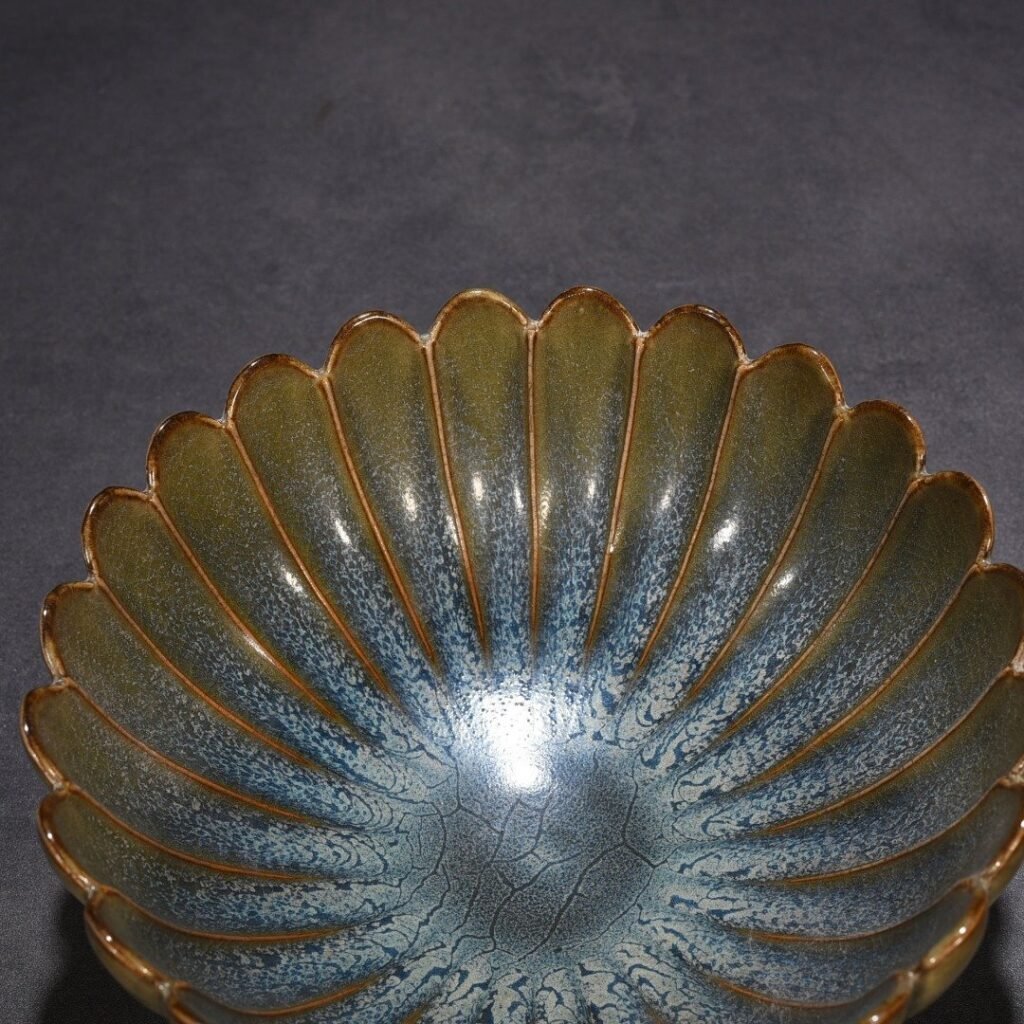 Song Dynasty Jun kiln glazed chrysanthemum petal bowl