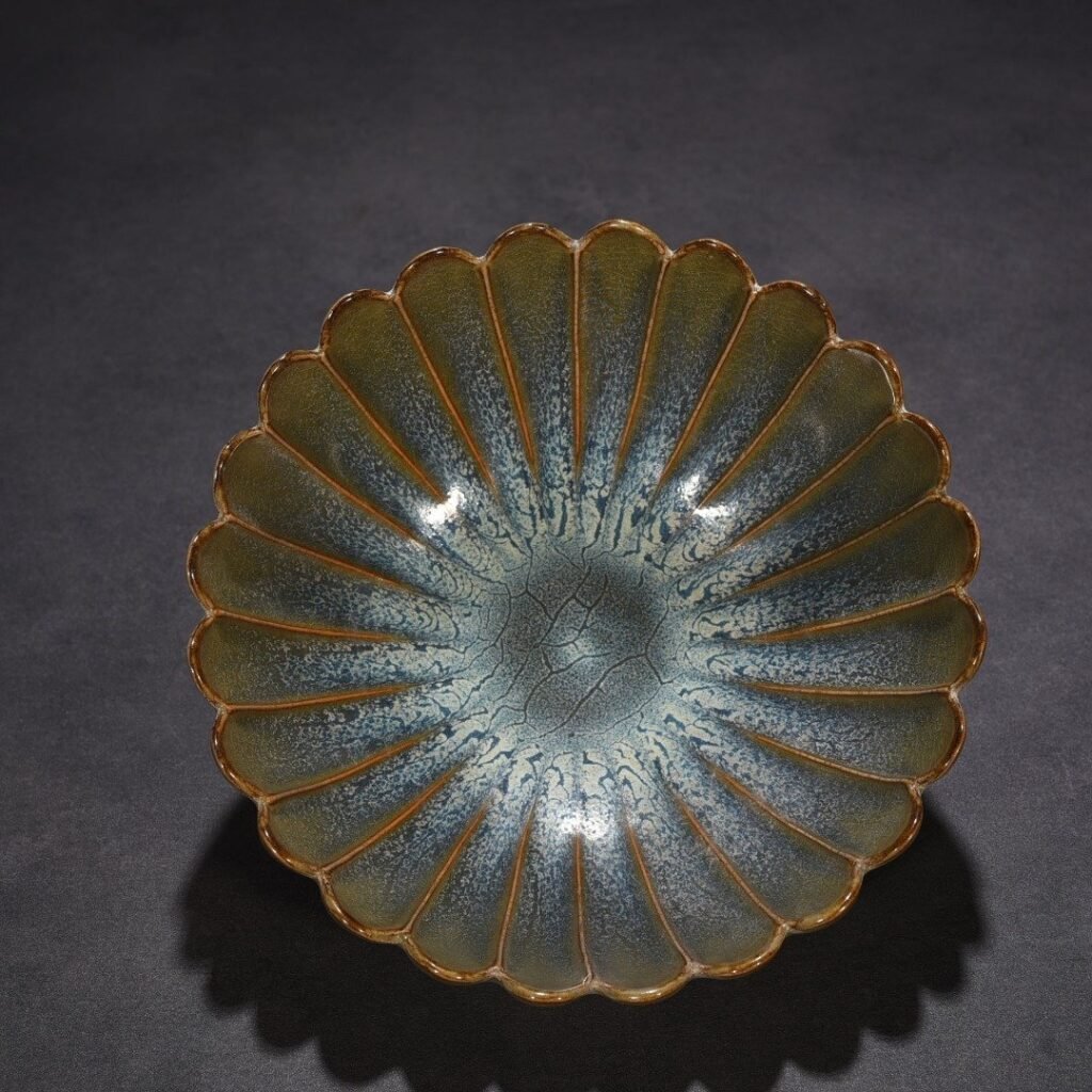 Song Dynasty Jun kiln glazed chrysanthemum petal bowl