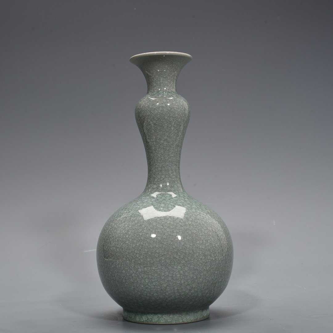 Song Dynasty Ru kiln ice cracked vase