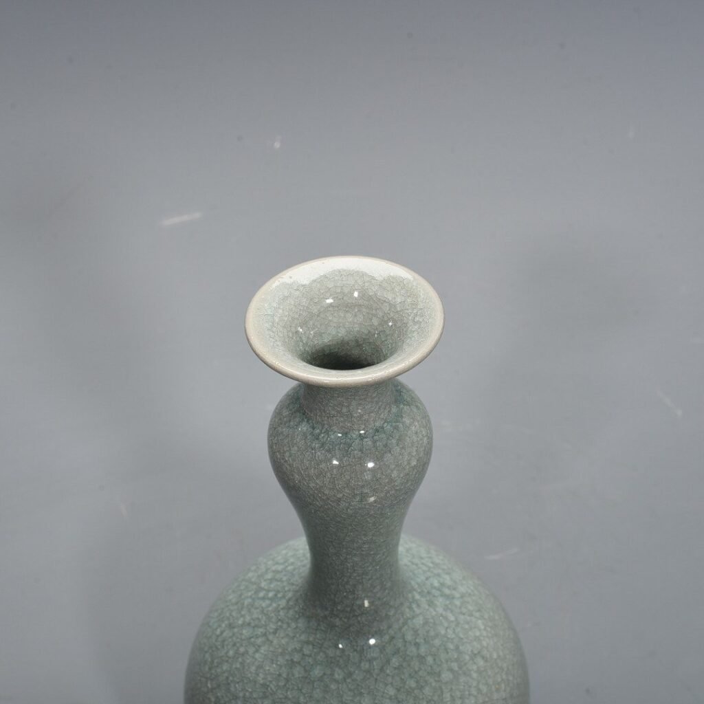 Song Dynasty Ru kiln ice cracked vase