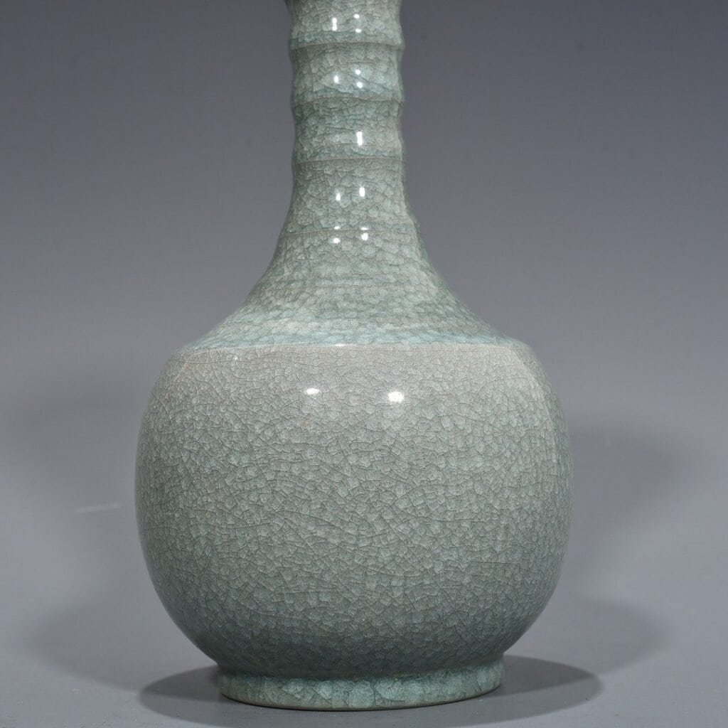 Song Dynasty Ru kiln azure-glazed ice-cracked plate-mouth vase