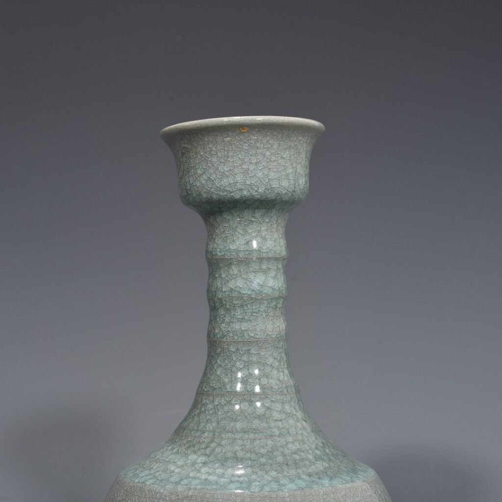 Song Dynasty Ru kiln azure-glazed ice-cracked plate-mouth vase