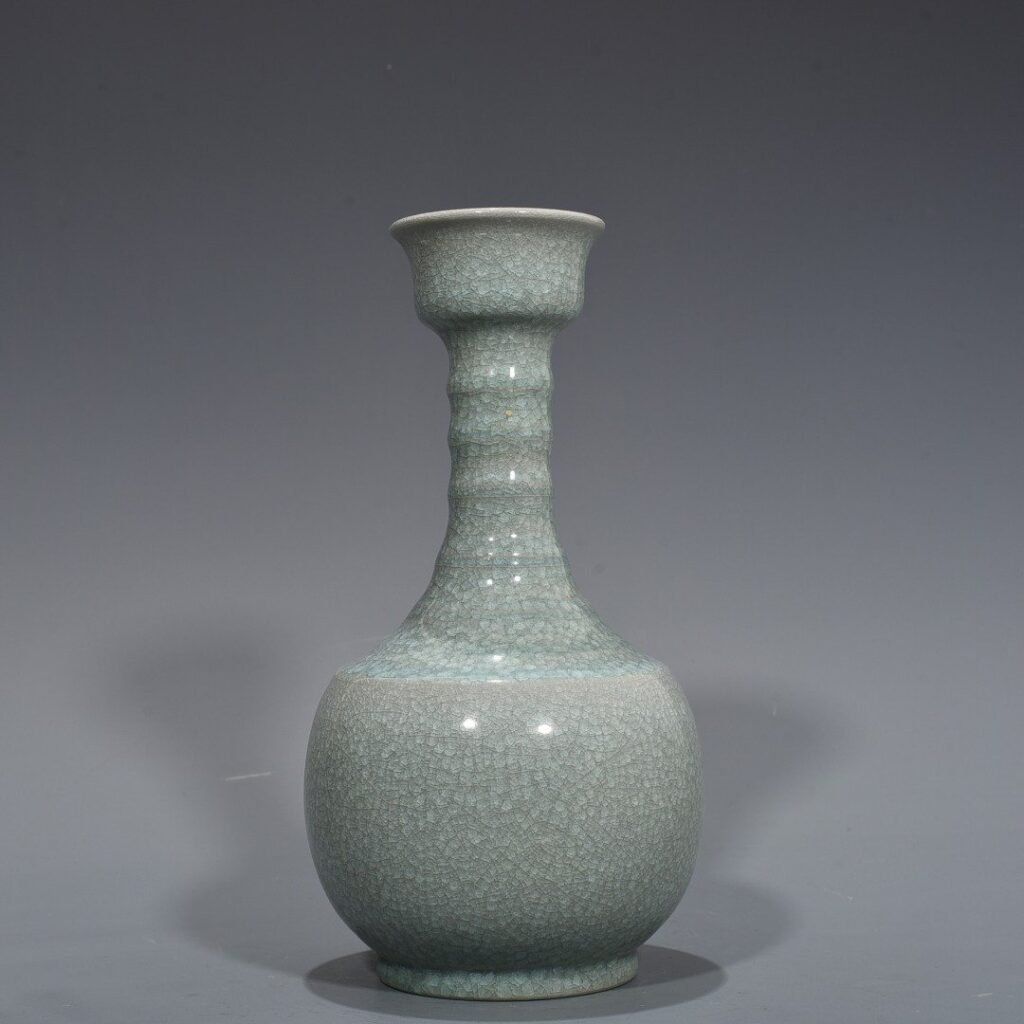 Song Dynasty Ru kiln azure-glazed ice-cracked plate-mouth vase