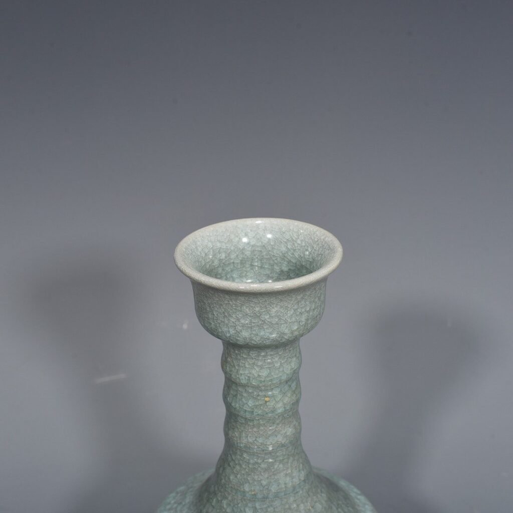 Song Dynasty Ru kiln azure-glazed ice-cracked plate-mouth vase