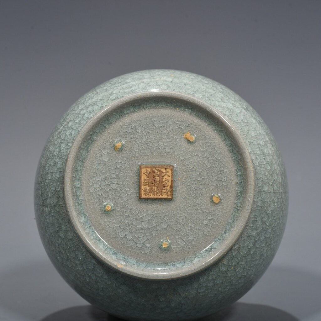 Song Dynasty Ru kiln azure-glazed ice-cracked plate-mouth vase