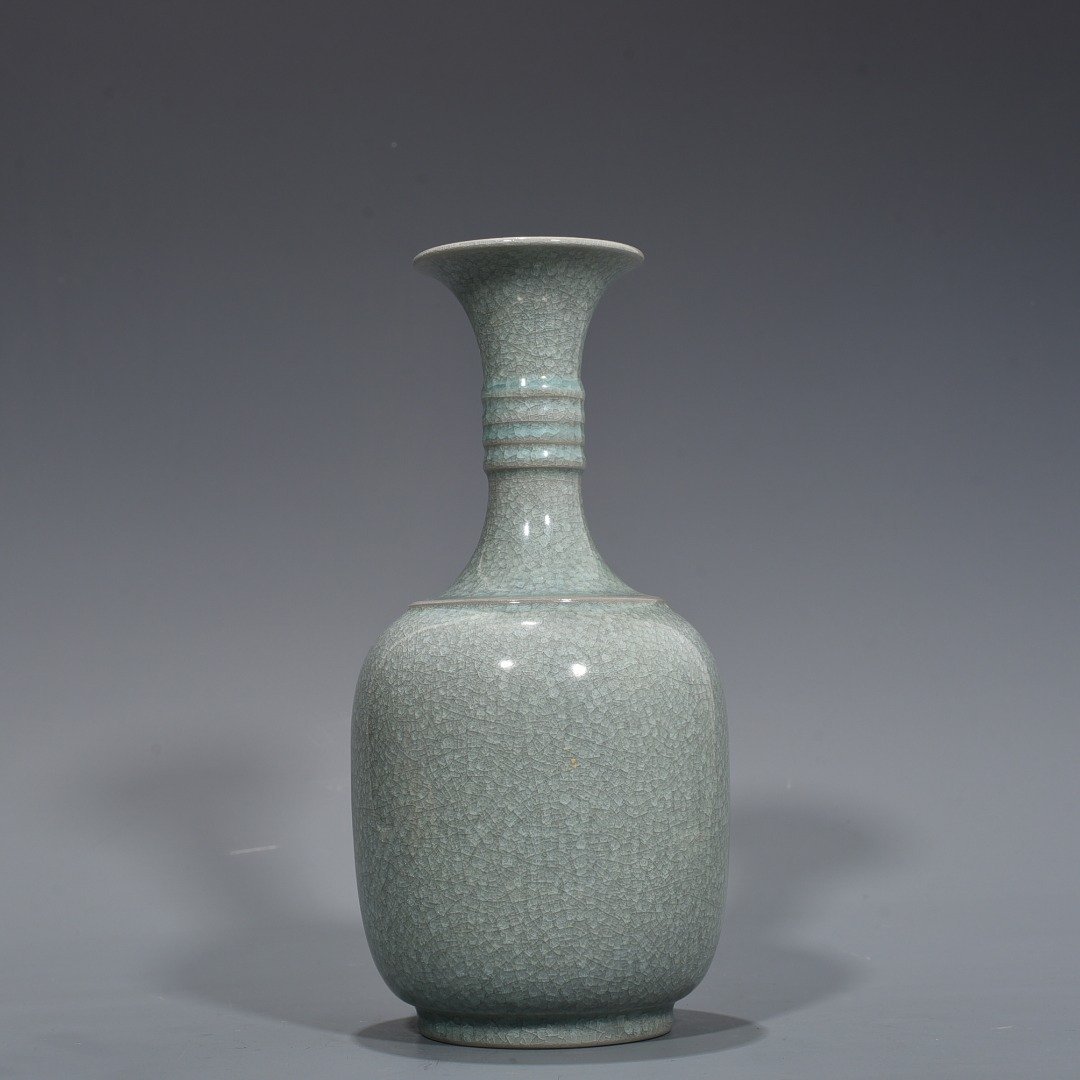 Song Dynasty Ru kiln azure glaze ice cracked bottle