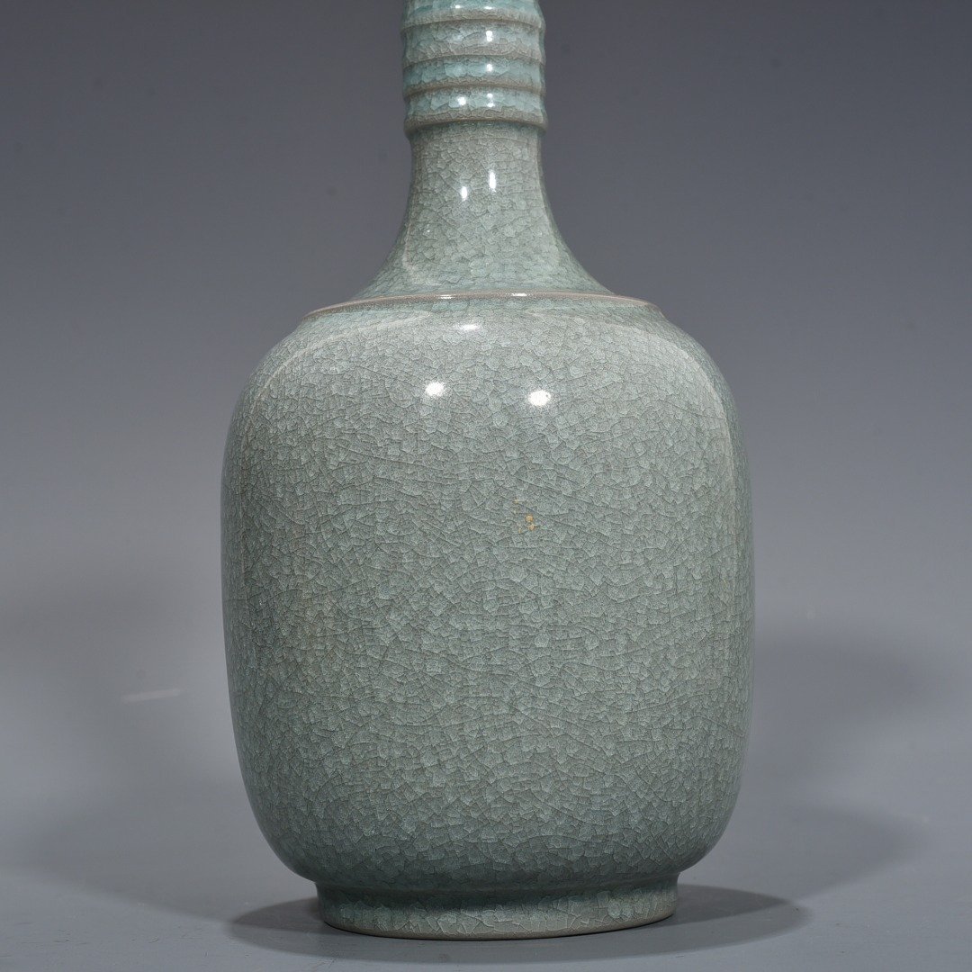 Song Dynasty Ru kiln azure glaze ice cracked bottle