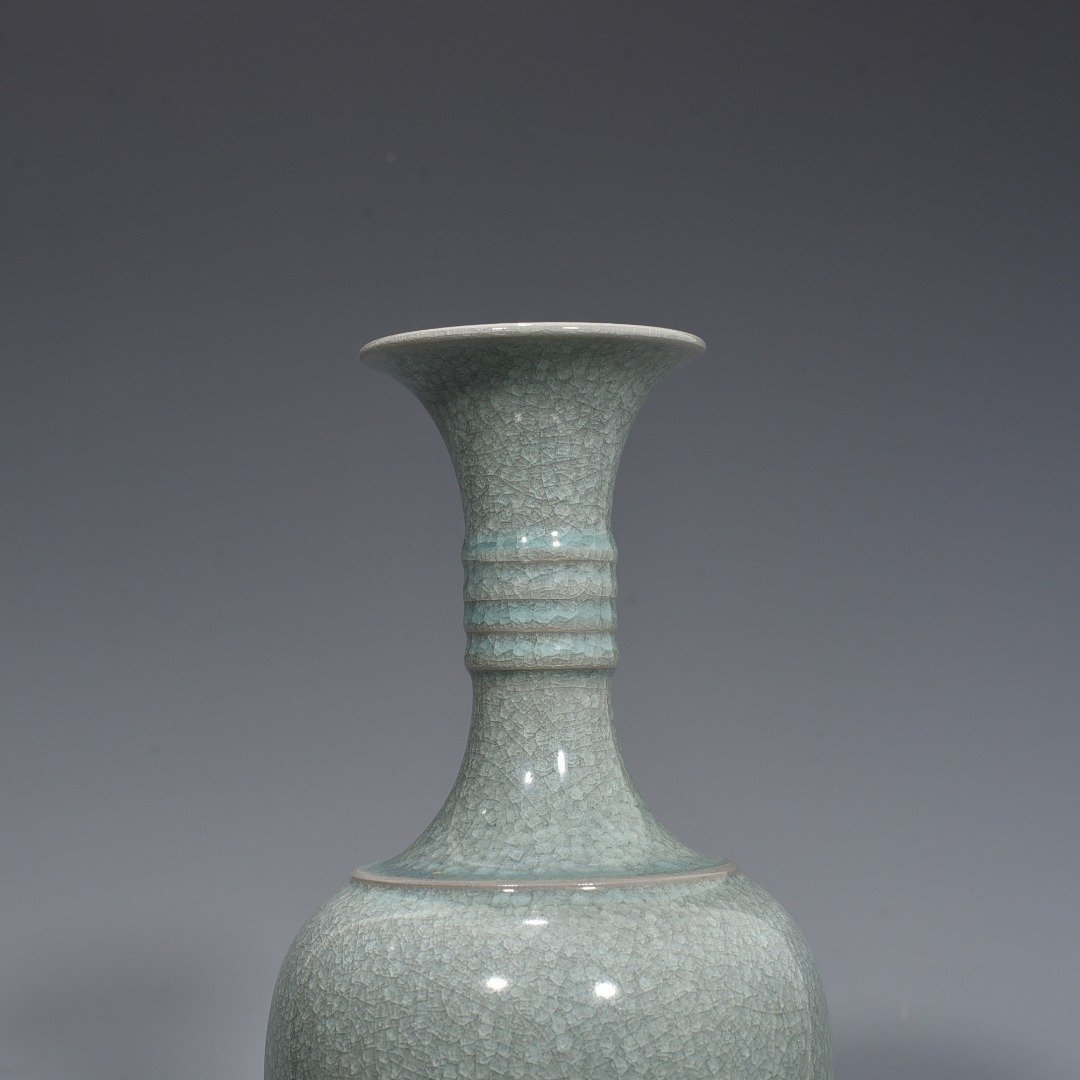 Song Dynasty Ru kiln azure glaze ice cracked bottle
