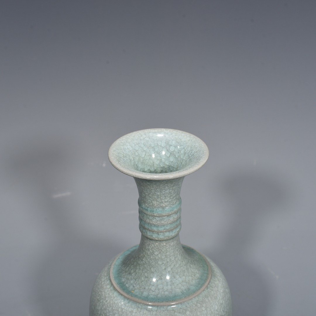Song Dynasty Ru kiln azure glaze ice cracked bottle