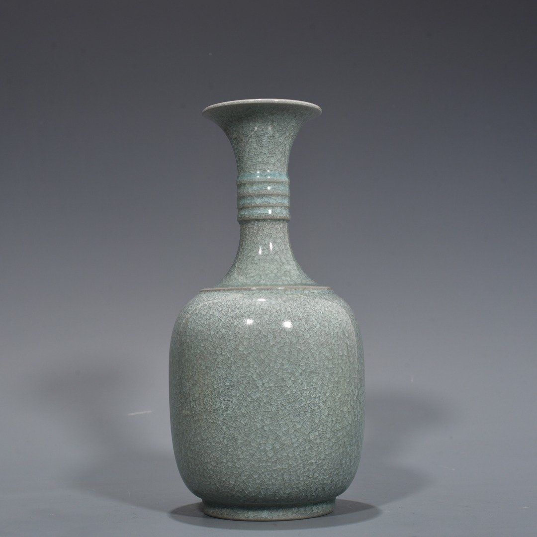 Song Dynasty Ru kiln azure glaze ice cracked bottle