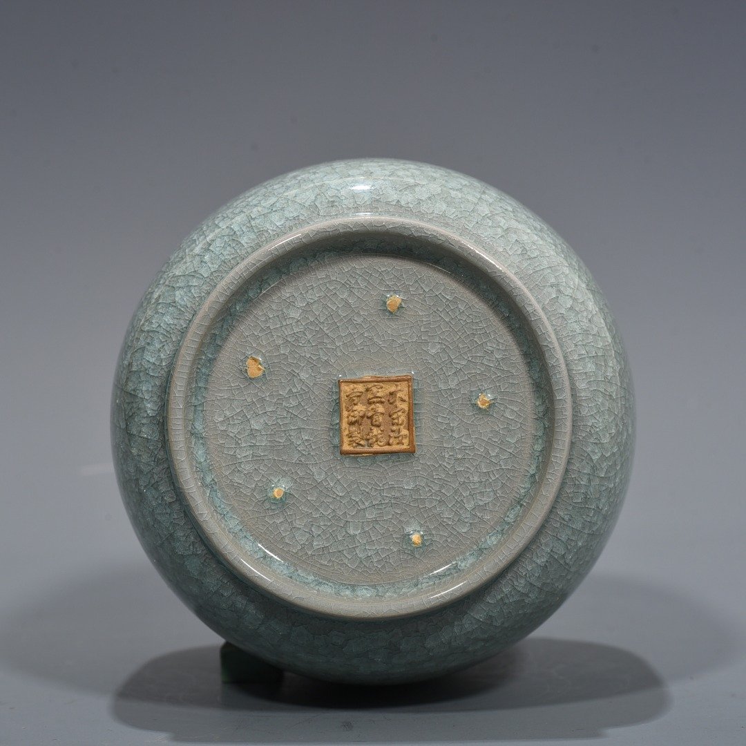 Song Dynasty Ru kiln azure glaze ice cracked bottle