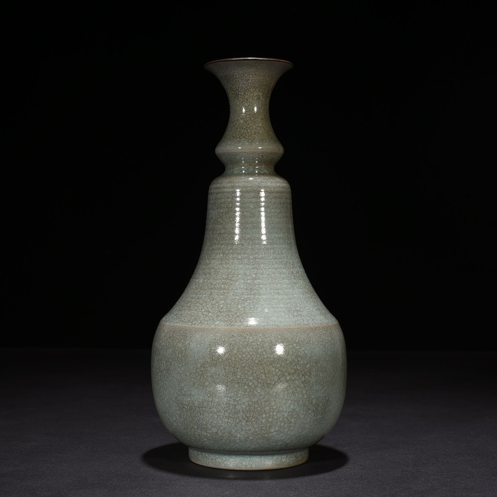 Song Dynasty Ru Kiln Azure Glaze Ice Crack Dazzling Pattern Vase