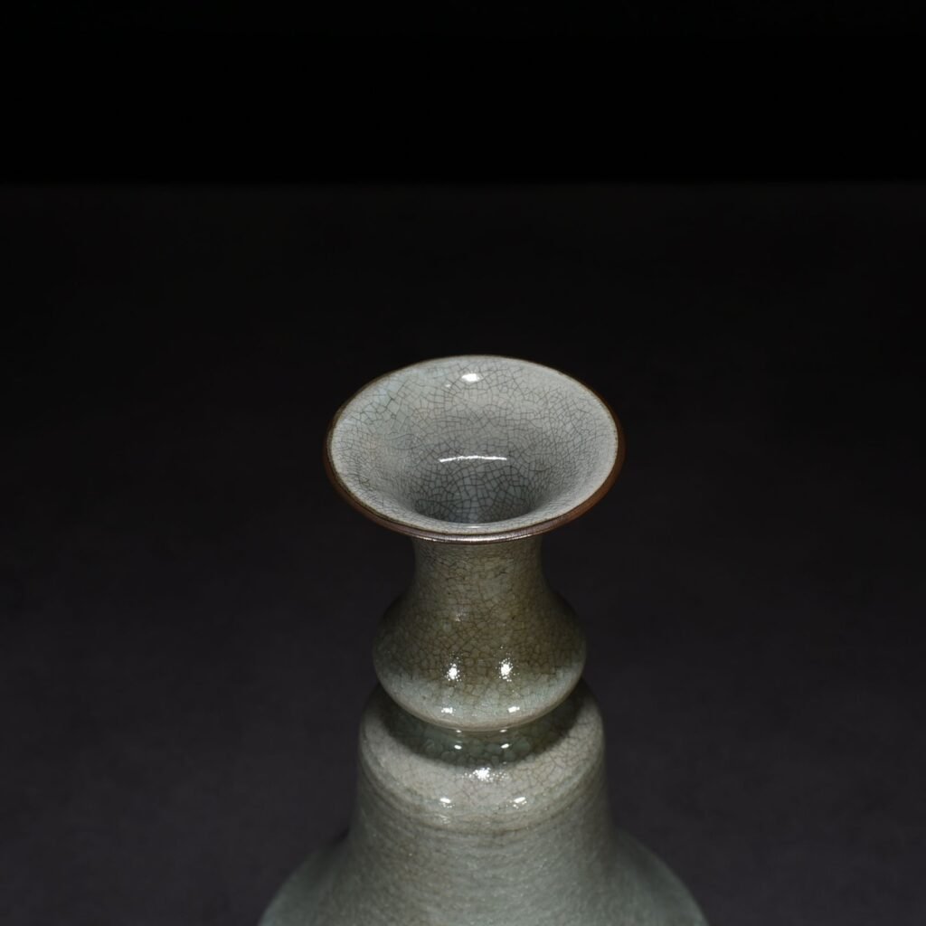 Song Dynasty Ru Kiln Azure Glaze Ice Crack Dazzling Pattern Vase