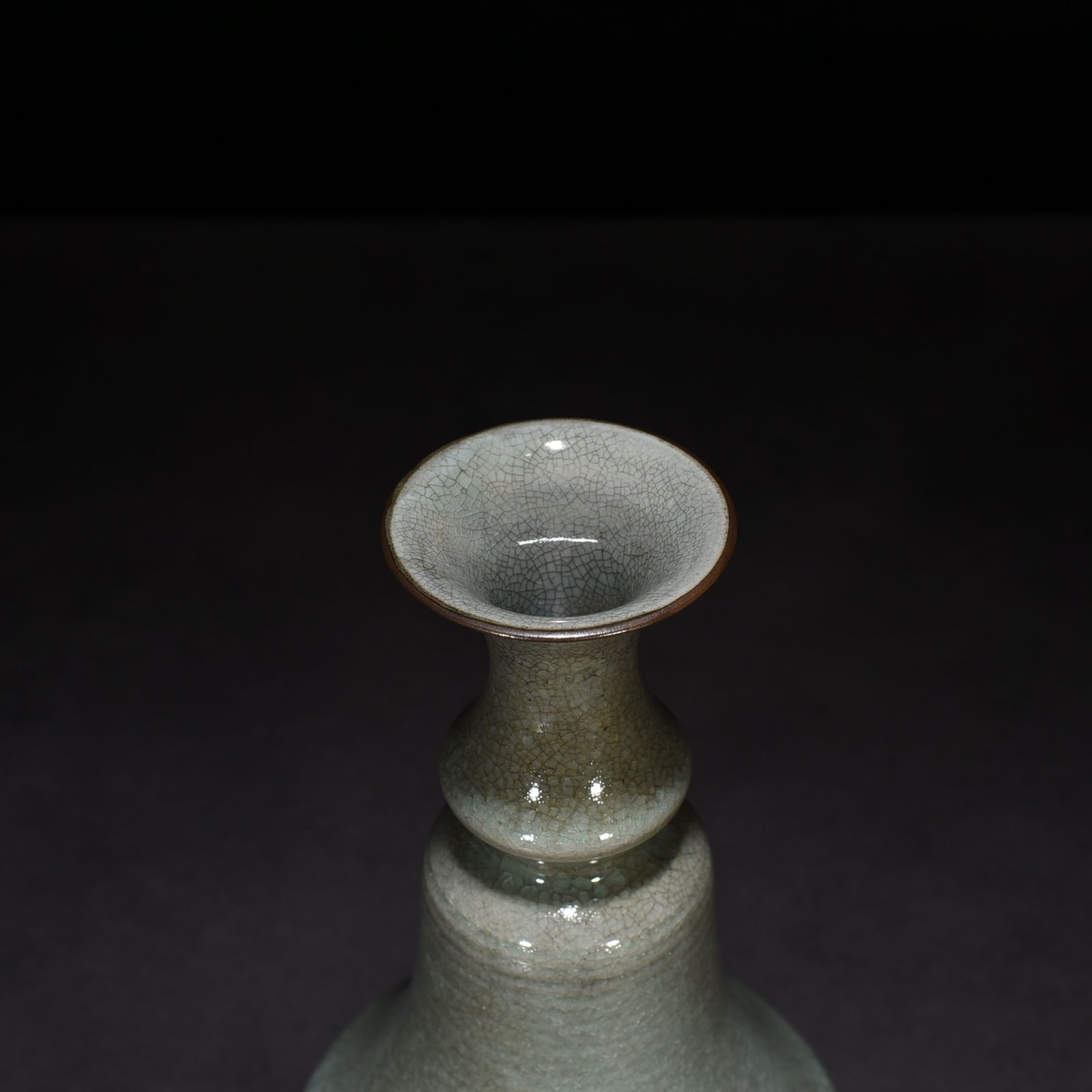 Song Dynasty Ru Kiln Azure Glaze Ice Crack Dazzling Pattern Vase
