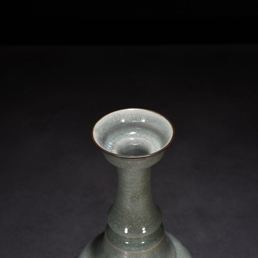 Song Dynasty Ru Kiln Sky Blue Glaze Ice Crack Dazzling Pattern Plate Vase
