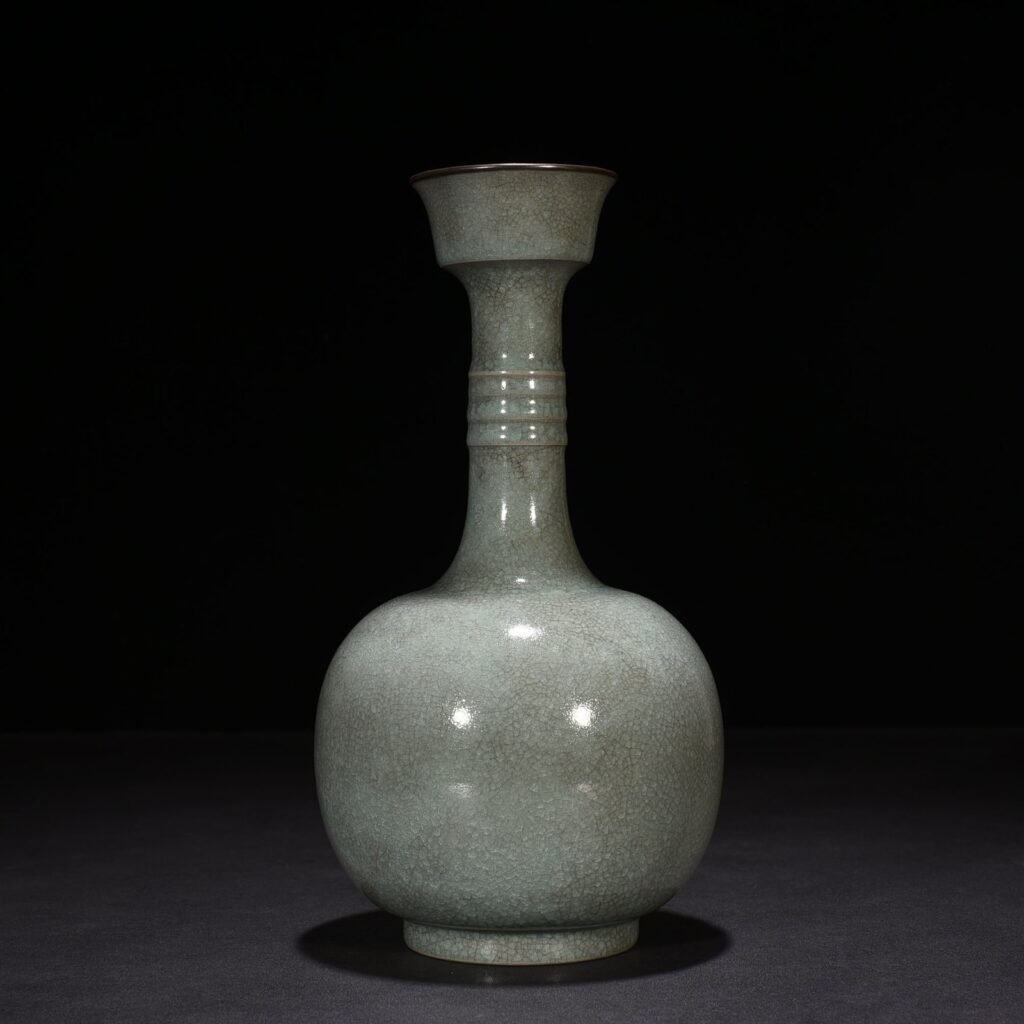 Song Dynasty Ru Kiln Sky Blue Glaze Ice Crack Dazzling Pattern Plate Vase
