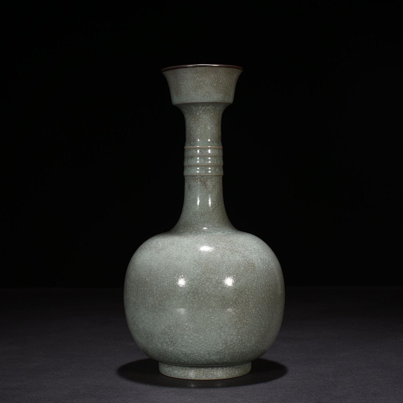 Song Dynasty Ru Kiln Sky Blue Glaze Ice Crack Dazzling Pattern Plate Vase