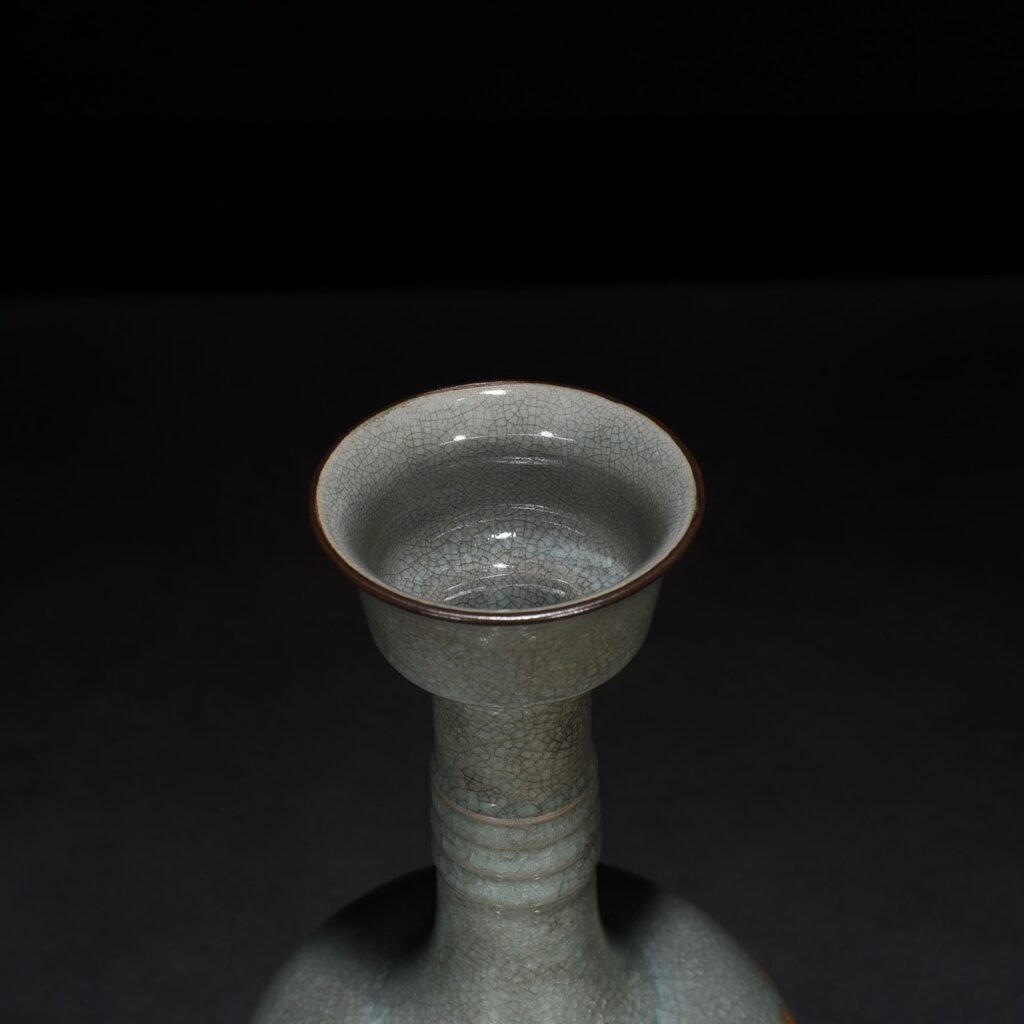 Song Dynasty Ru Kiln Sky Blue Glaze Ice Crack Dazzling Pattern Plate Vase