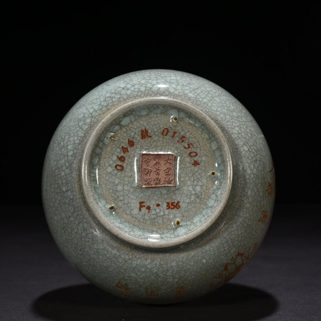 Song Dynasty Ru Kiln Sky Blue Glaze Ice Crack Dazzling Pattern Plate Vase