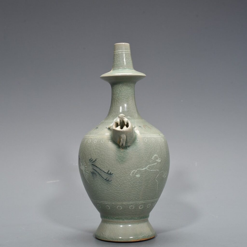 Song Dynasty Goryeo porcelain inlaid with clouds and cranes pattern military holding pure vase