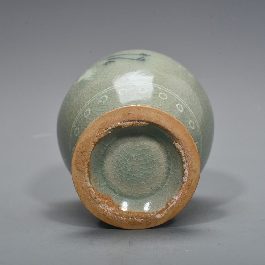 Song Dynasty Goryeo porcelain inlaid with clouds and cranes pattern military holding pure vase