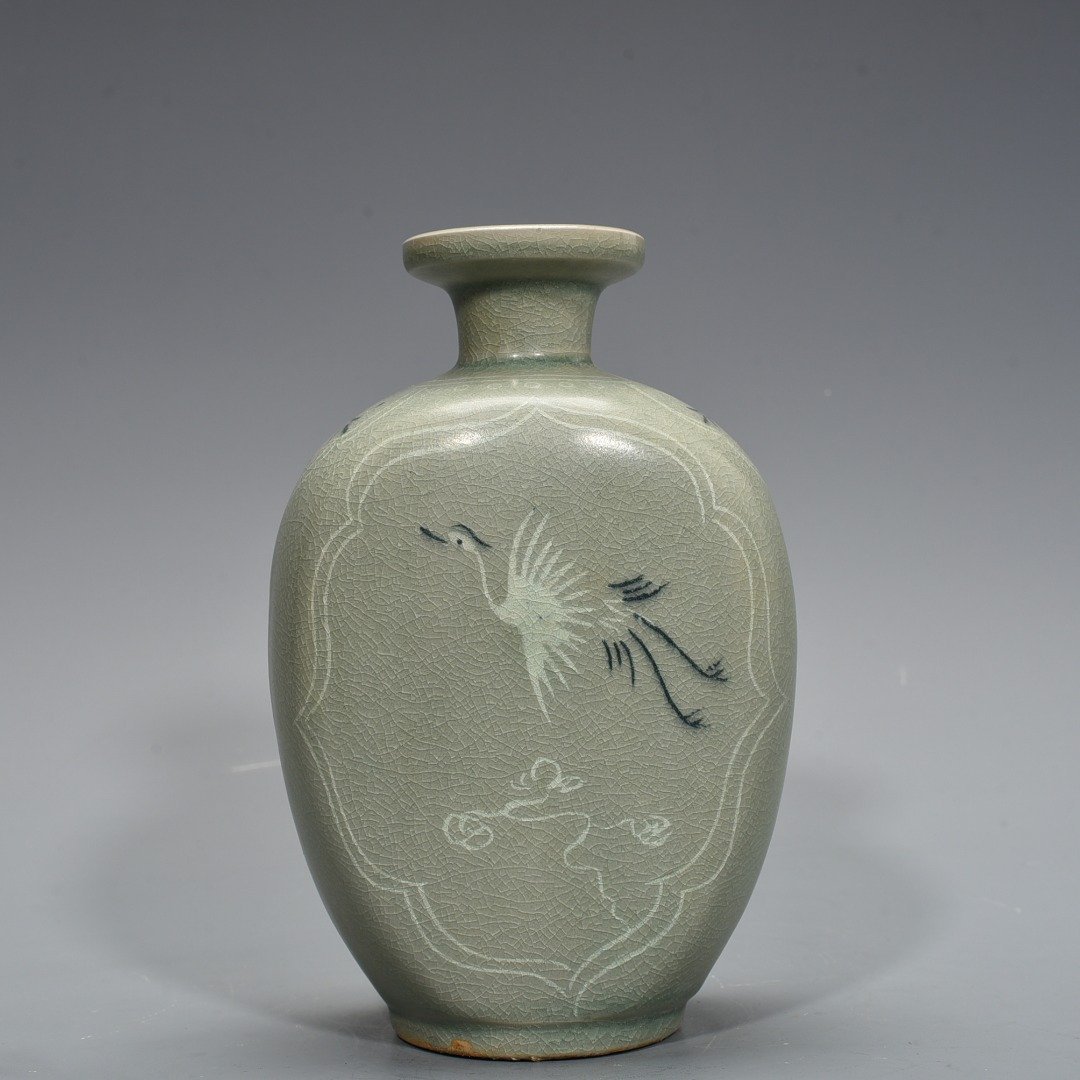 Song Dynasty Goryeo porcelain flat vase inlaid with clouds and cranes