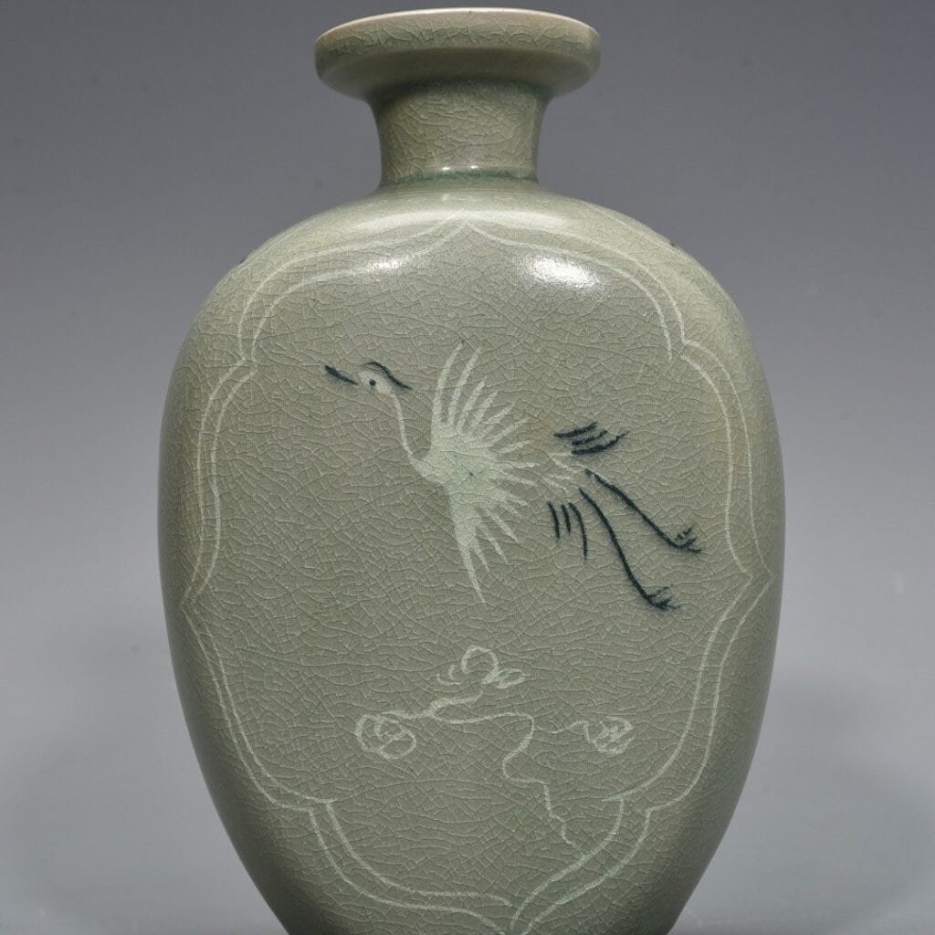 Song Dynasty Goryeo porcelain flat vase inlaid with clouds and cranes