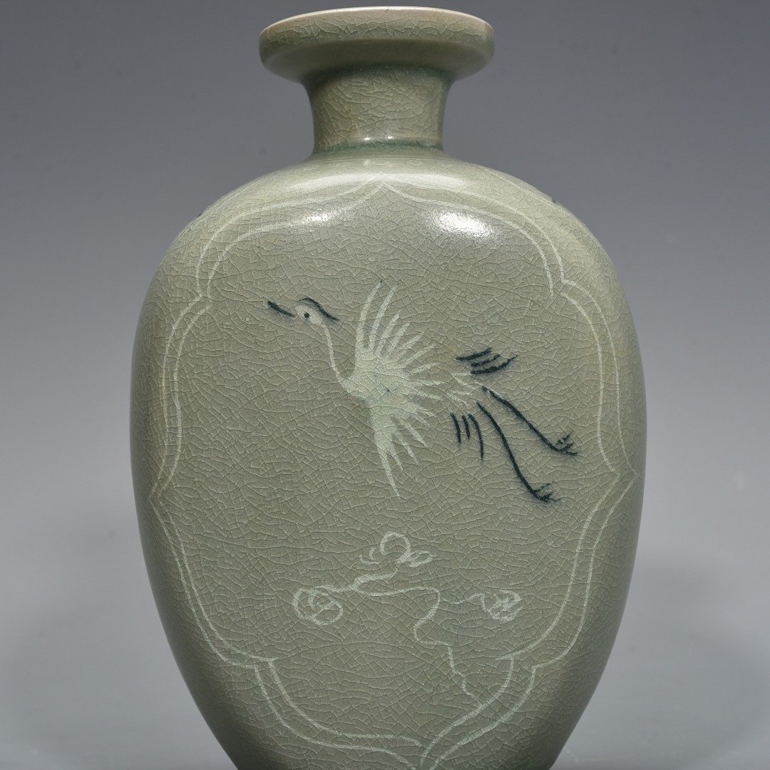 Song Dynasty Goryeo porcelain flat vase inlaid with clouds and cranes
