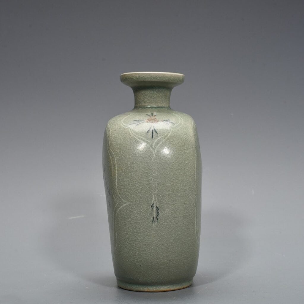 Song Dynasty Goryeo porcelain flat vase inlaid with clouds and cranes