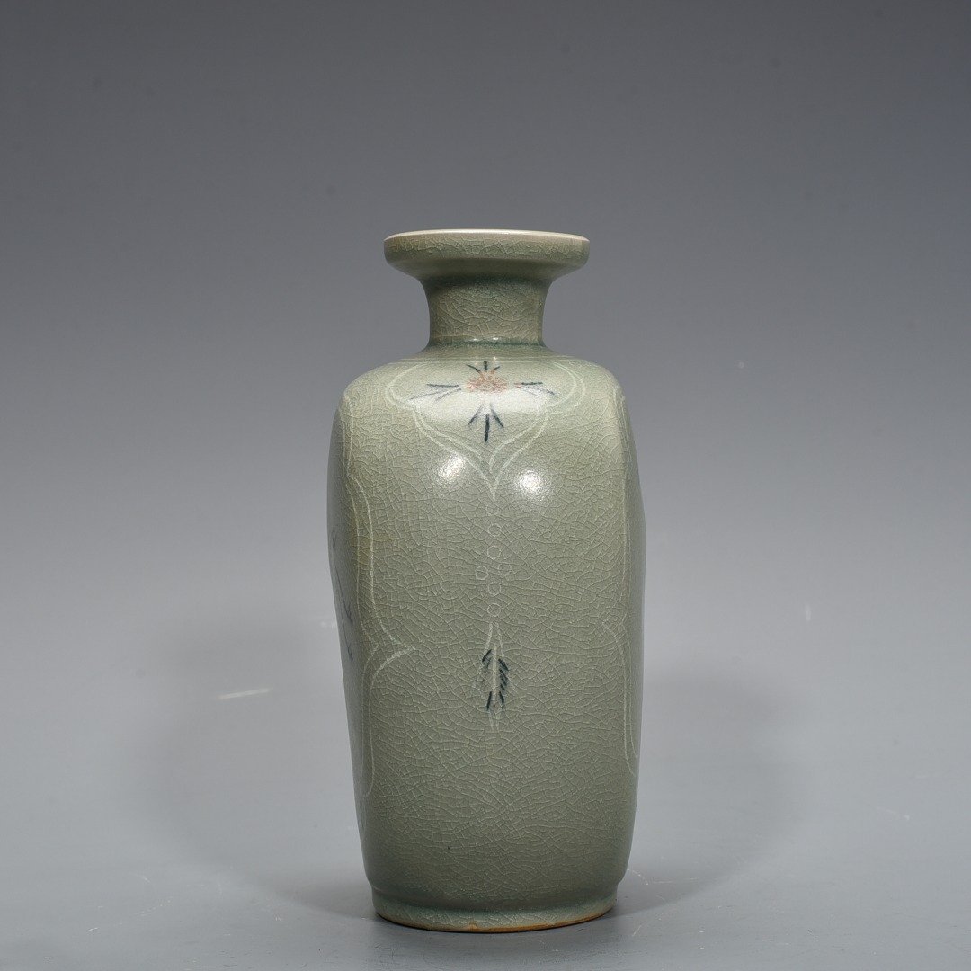 Song Dynasty Goryeo porcelain flat vase inlaid with clouds and cranes