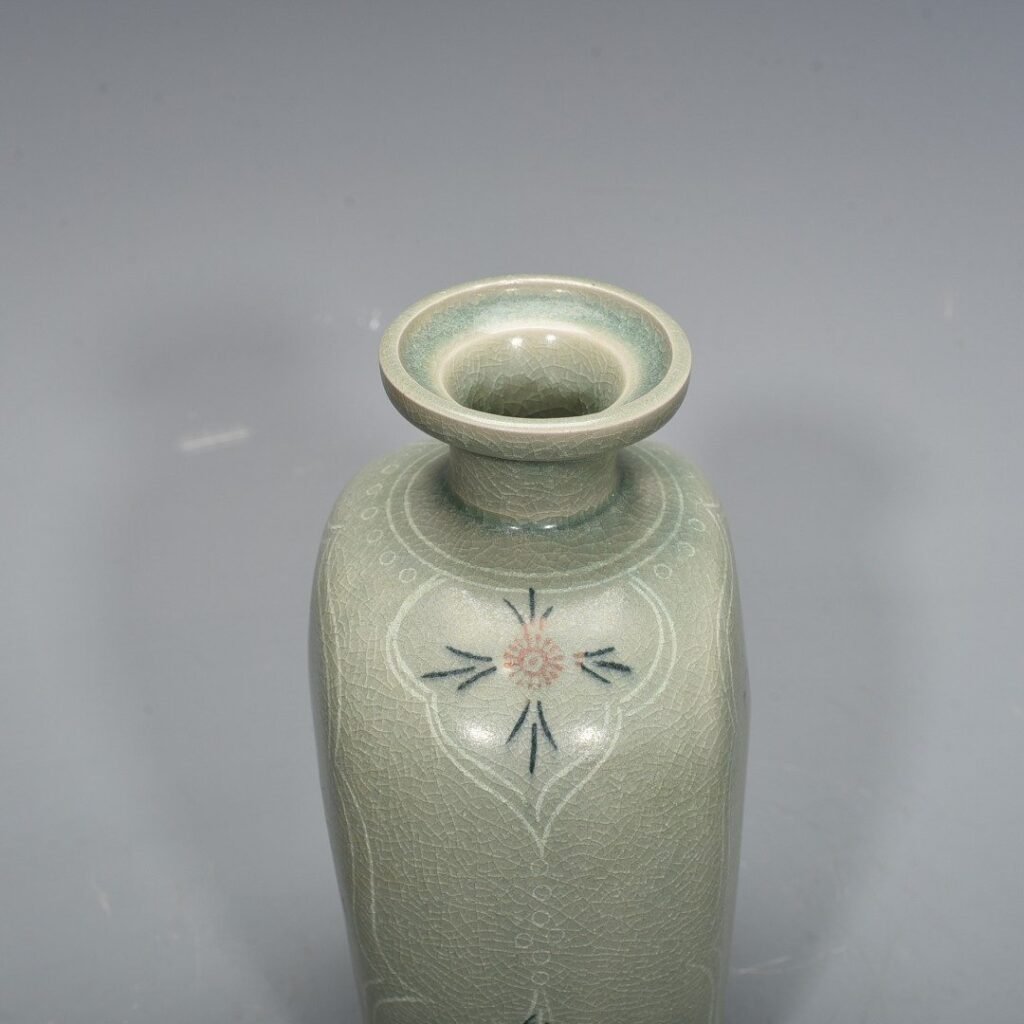 Song Dynasty Goryeo porcelain flat vase inlaid with clouds and cranes