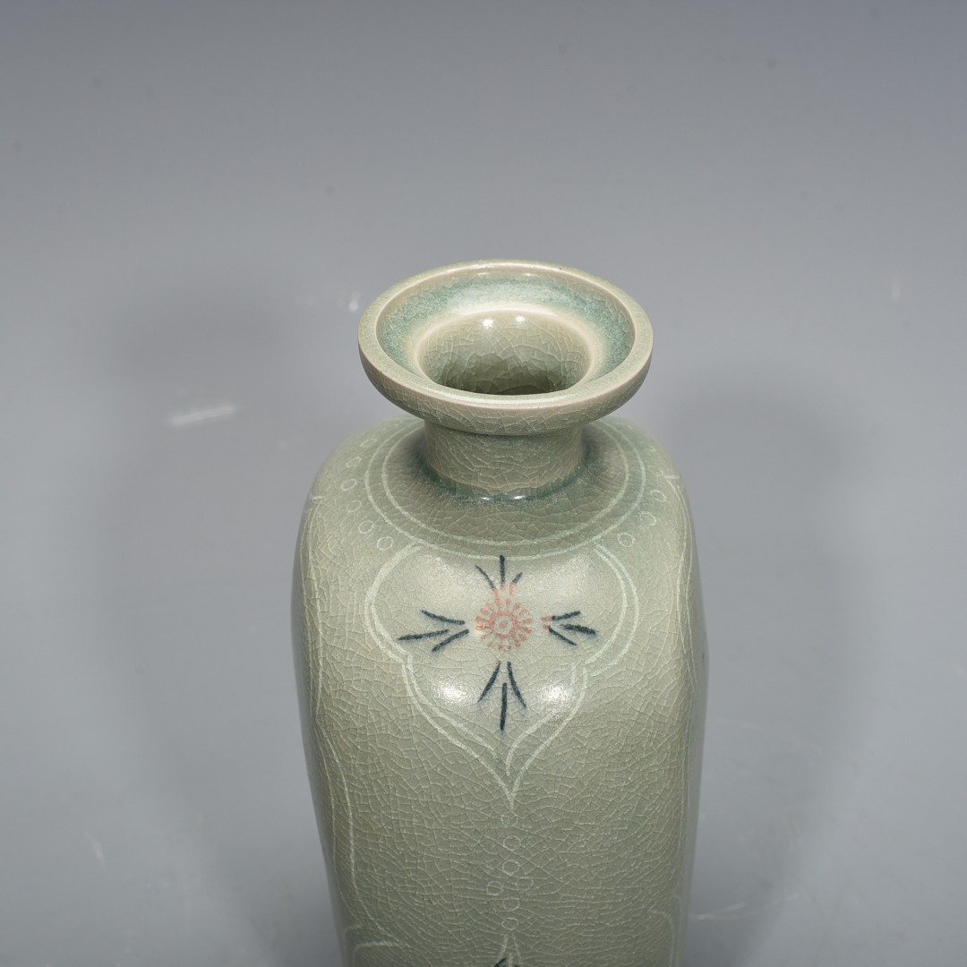 Song Dynasty Goryeo porcelain flat vase inlaid with clouds and cranes