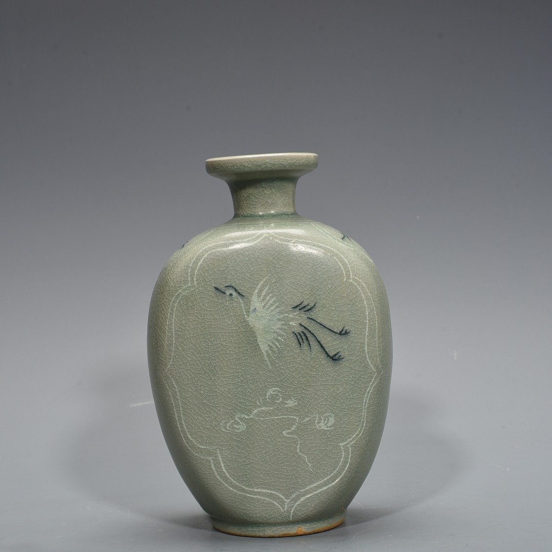 Song Dynasty Goryeo porcelain flat vase inlaid with clouds and cranes