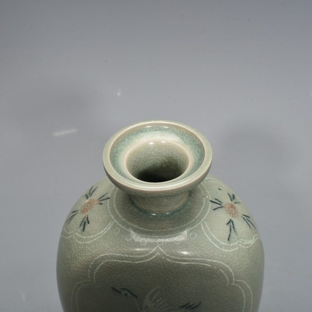 Song Dynasty Goryeo porcelain flat vase inlaid with clouds and cranes