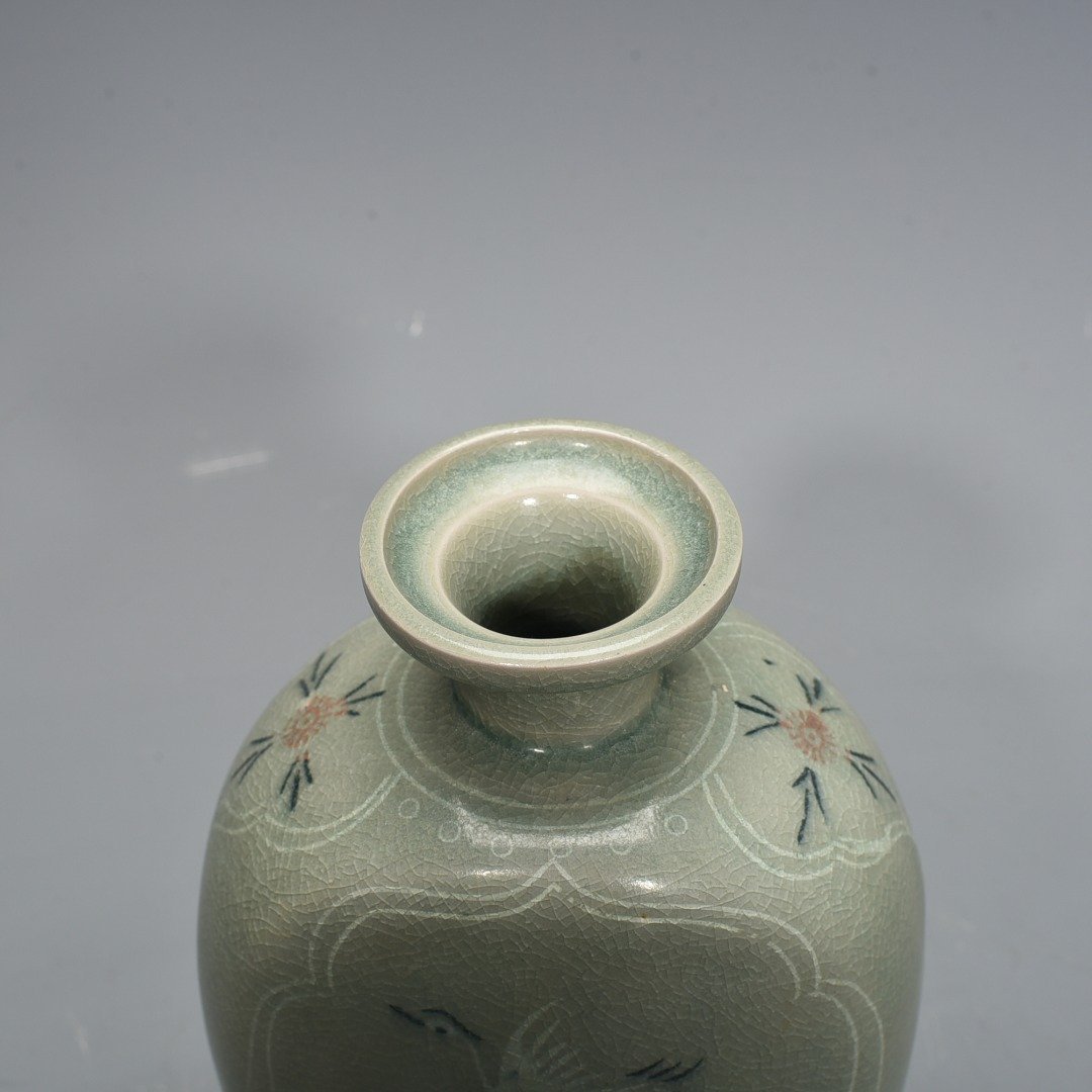 Song Dynasty Goryeo porcelain flat vase inlaid with clouds and cranes