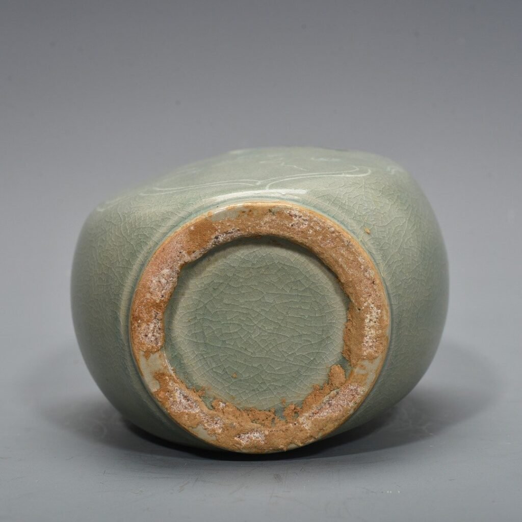 Song Dynasty Goryeo porcelain flat vase inlaid with clouds and cranes