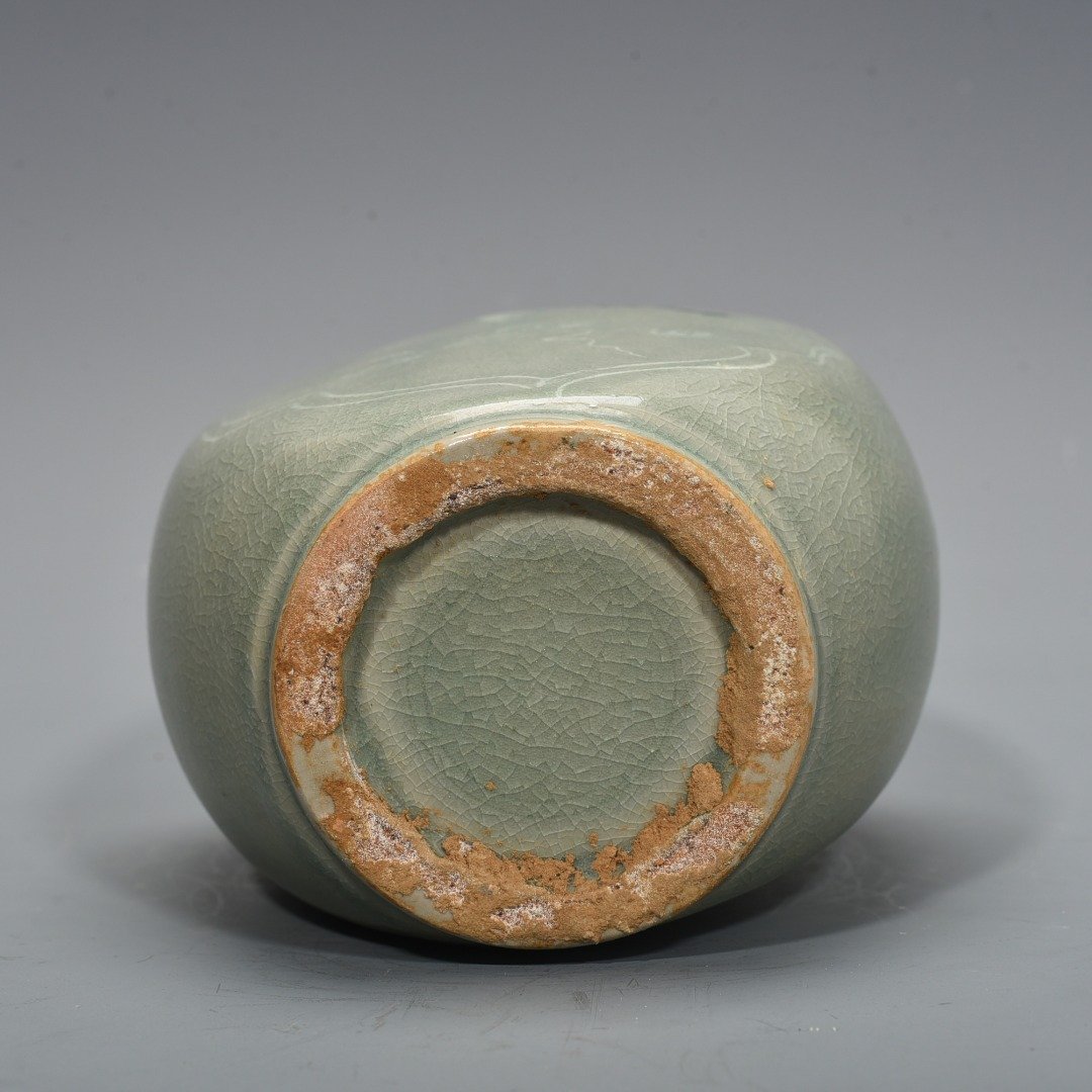 Song Dynasty Goryeo porcelain flat vase inlaid with clouds and cranes