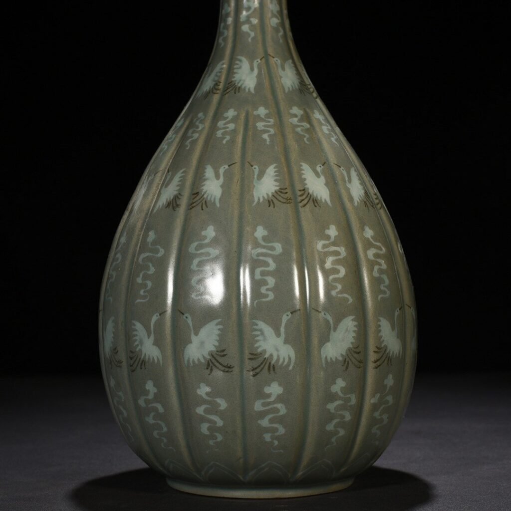 Song Dynasty Goryeo porcelain jade pot spring vase inlaid with clouds and cranes