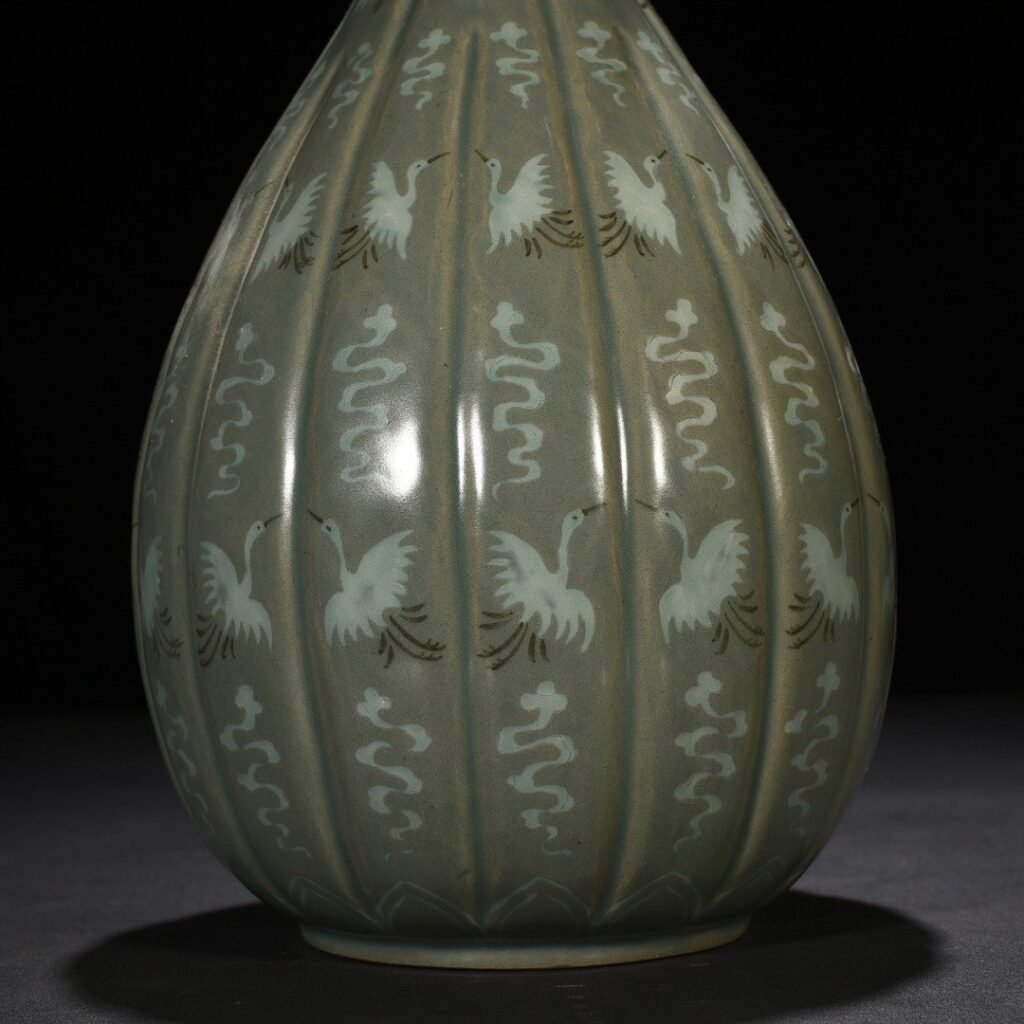 Song Dynasty Goryeo porcelain jade pot spring vase inlaid with clouds and cranes