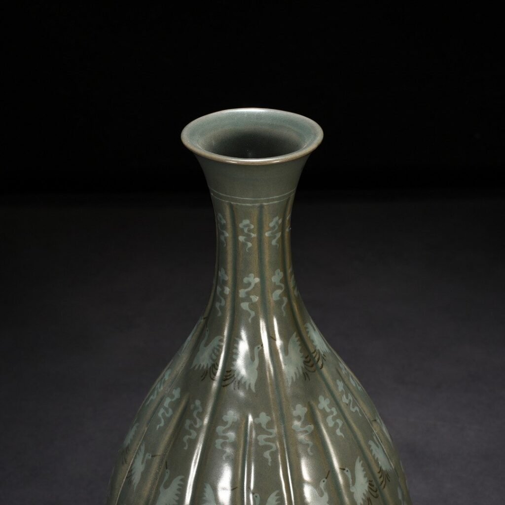 Song Dynasty Goryeo porcelain jade pot spring vase inlaid with clouds and cranes