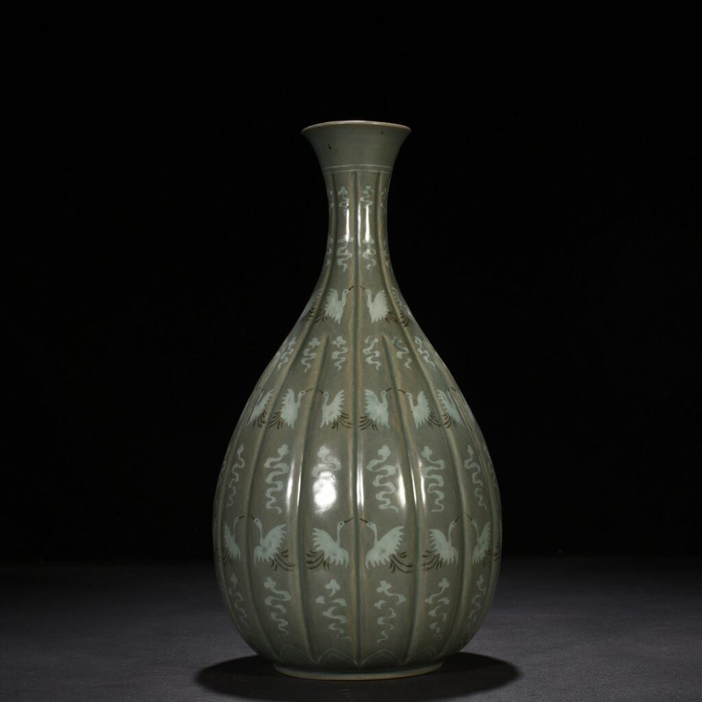 Song Dynasty Goryeo porcelain jade pot spring vase inlaid with clouds and cranes