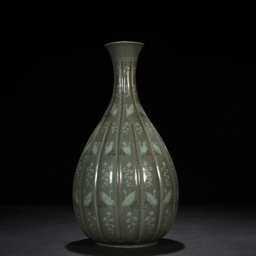 Song Dynasty Goryeo porcelain jade pot spring vase inlaid with clouds and cranes