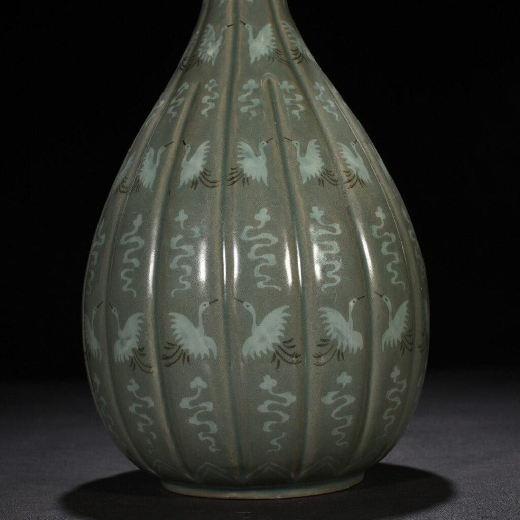 Song Dynasty Goryeo porcelain jade pot spring vase inlaid with clouds and cranes