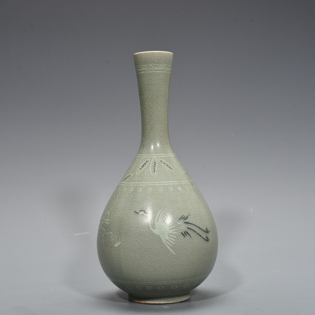 Song Dynasty Goryeo porcelain bile vase inlaid with clouds and cranes