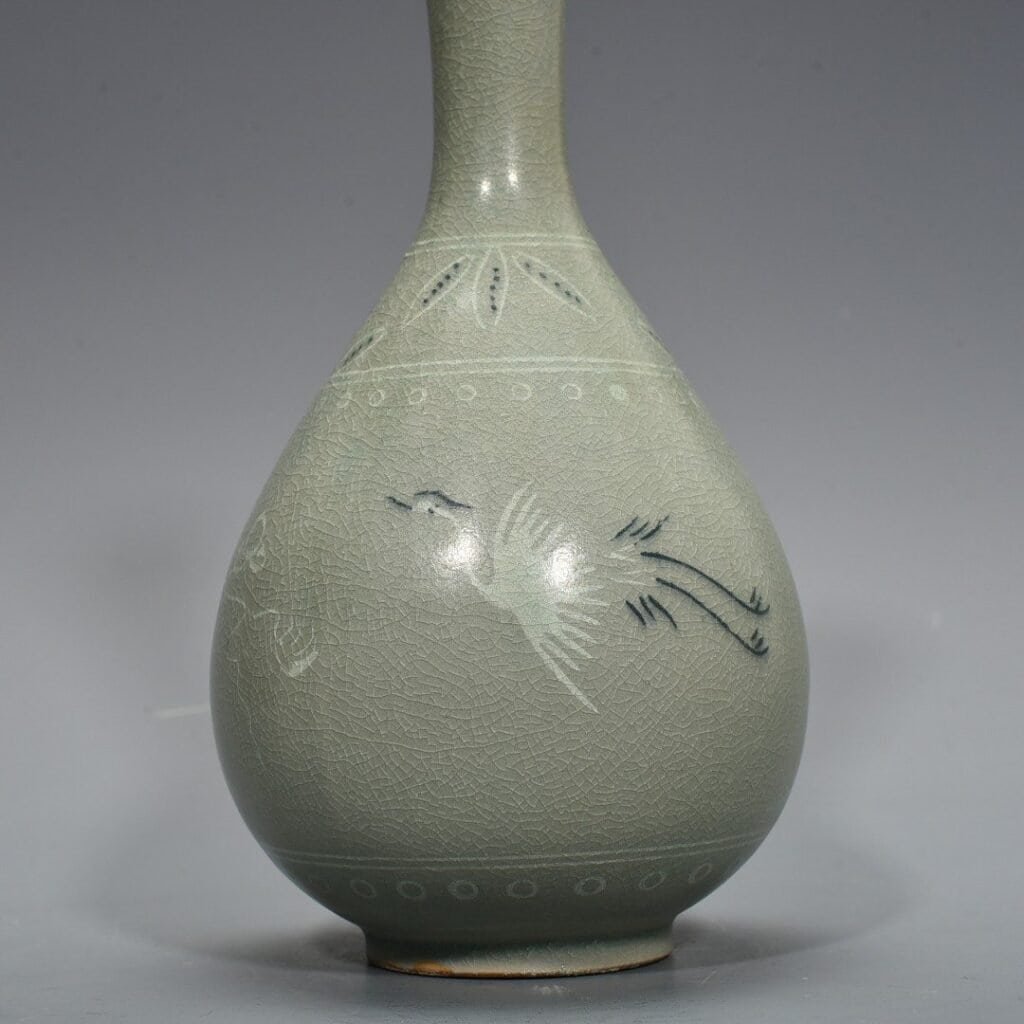 Song Dynasty Goryeo porcelain bile vase inlaid with clouds and cranes