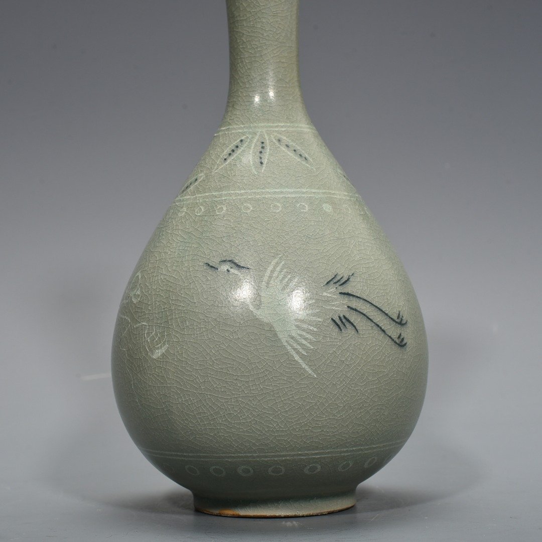 Song Dynasty Goryeo porcelain bile vase inlaid with clouds and cranes