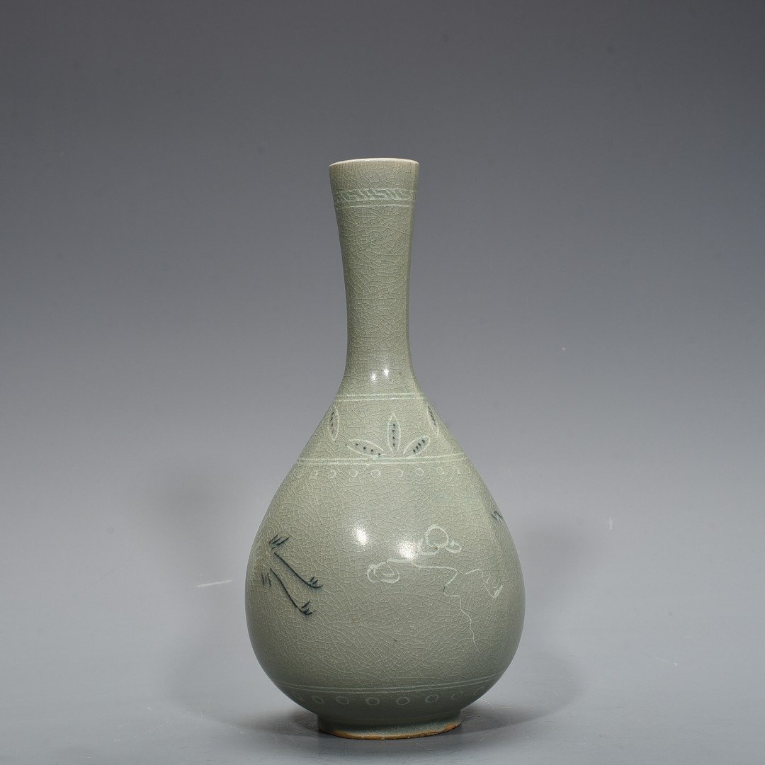 Song Dynasty Goryeo porcelain bile vase inlaid with clouds and cranes
