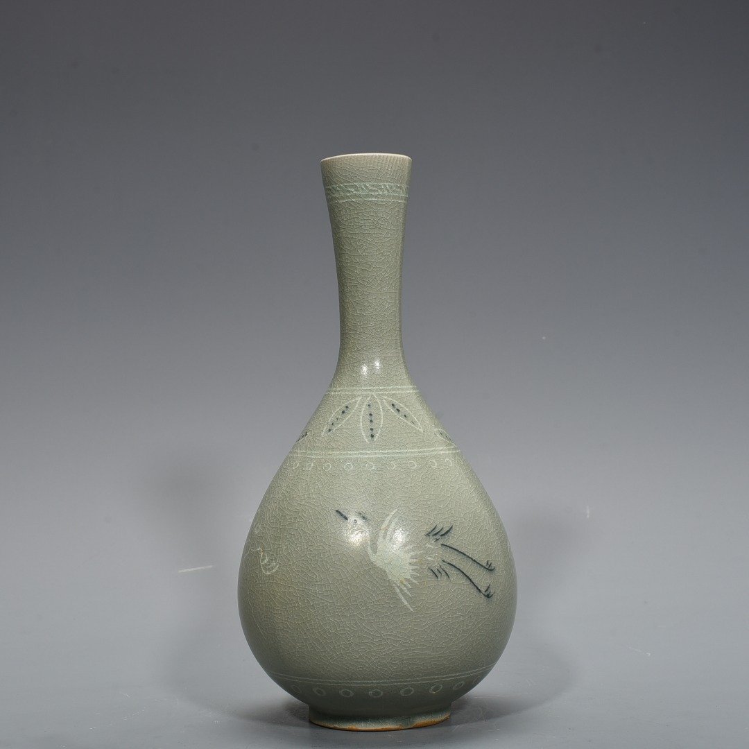 Song Dynasty Goryeo porcelain bile vase inlaid with clouds and cranes