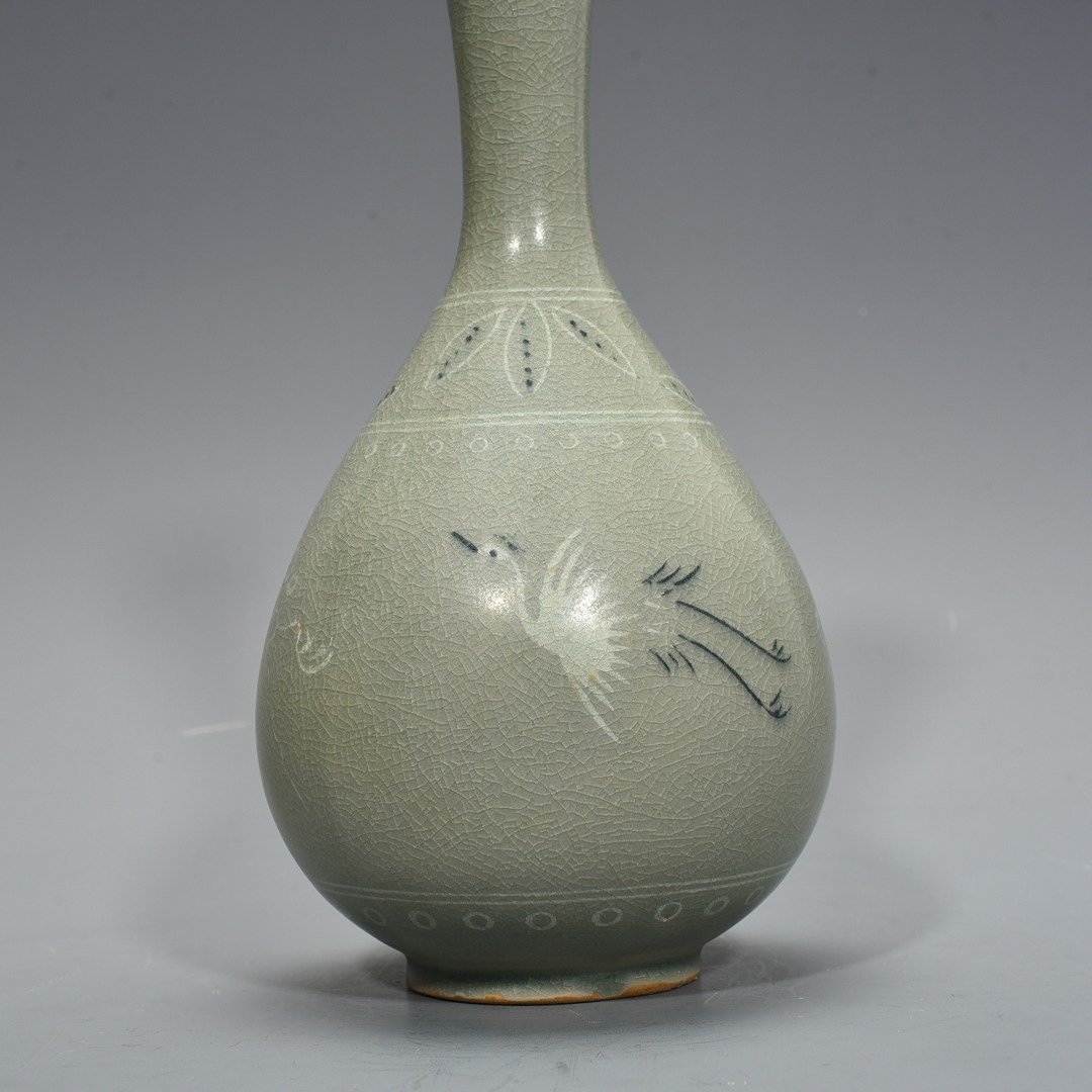 Song Dynasty Goryeo porcelain bile vase inlaid with clouds and cranes